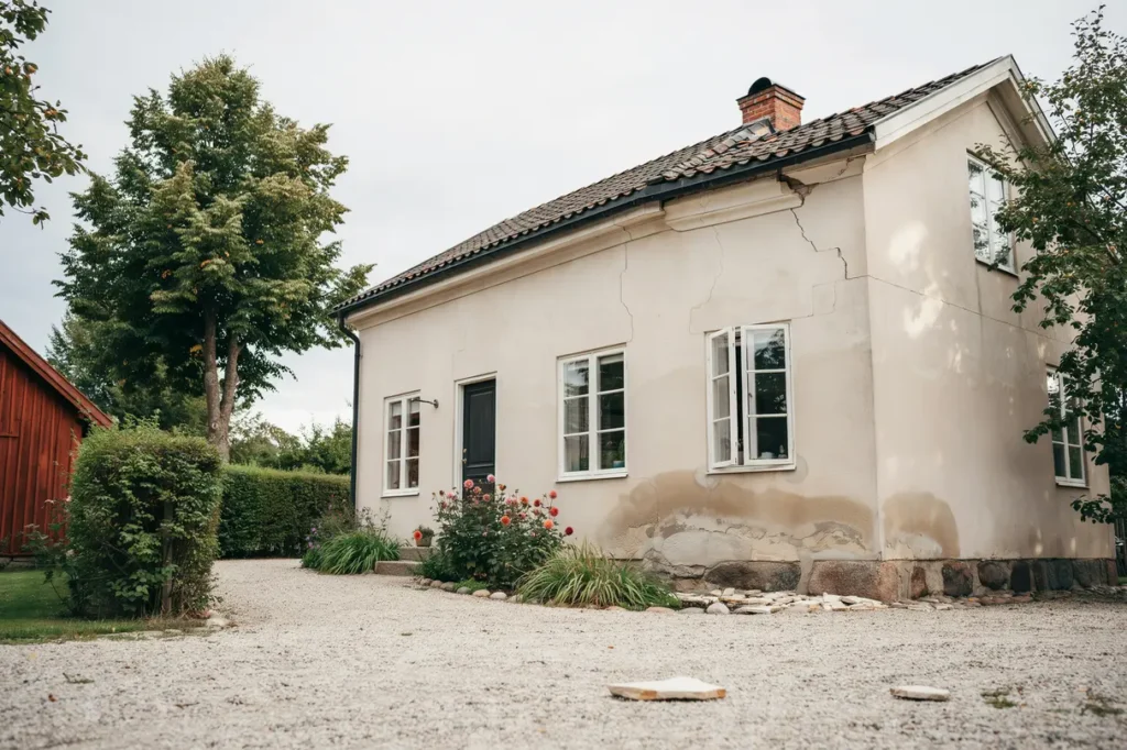tecken p att putsen sl pper s uppt cker du problemen innan fasaden tar skada